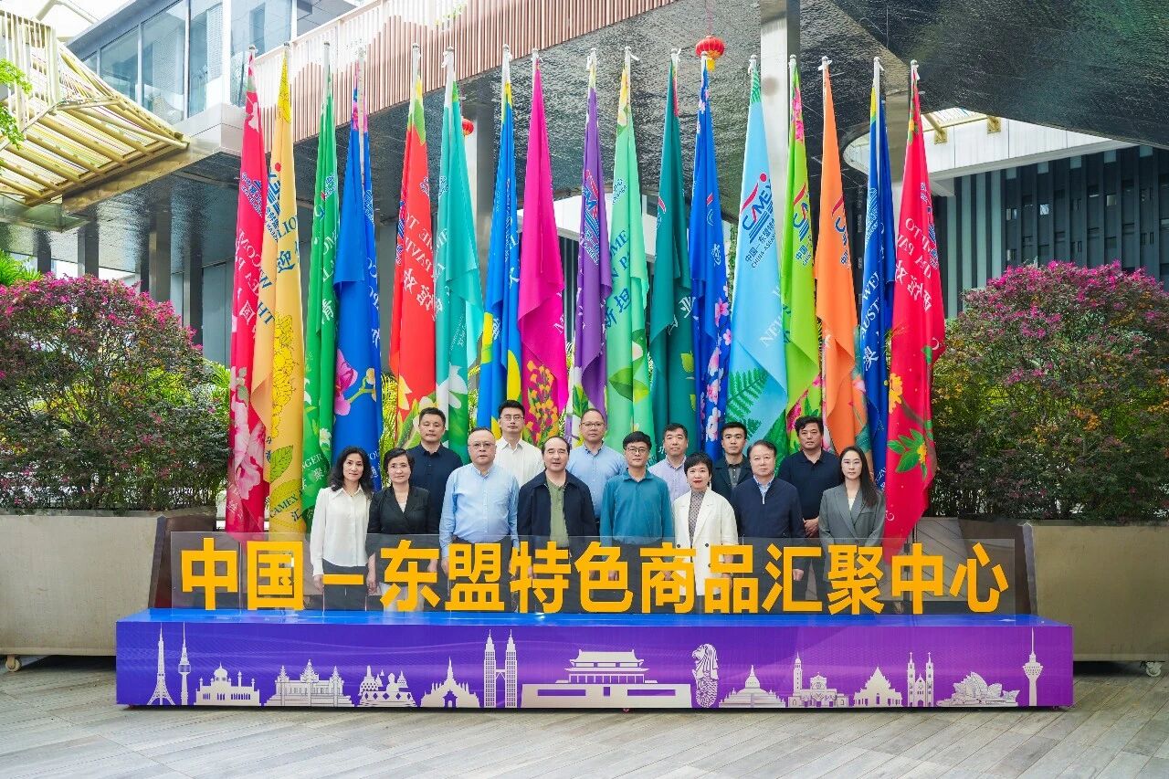 南京市政協(xié)黨組副書(shū)記蔣躍建一行參訪(fǎng)中新物流園、匯聚中心和水果交易中心